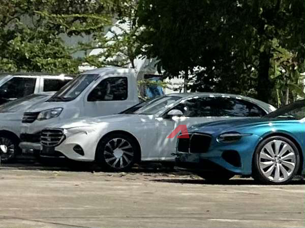 Mercedes-Benz E200 Exclusive 2025 lộ diện tại Hà Nội